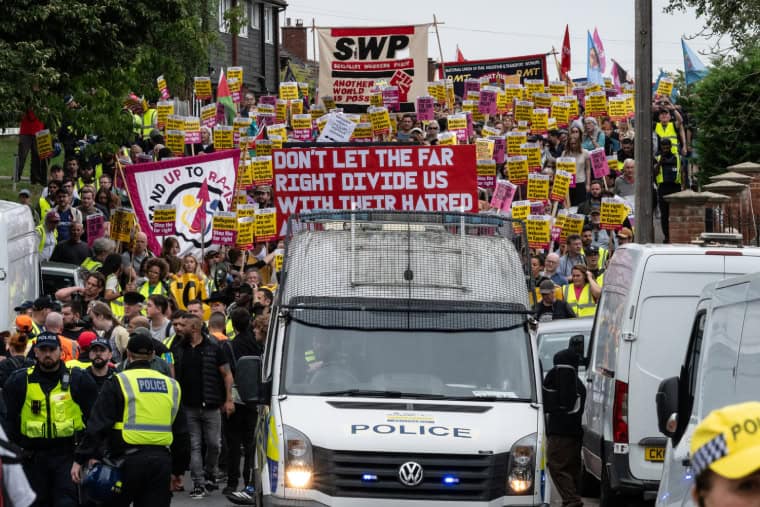 Counter protest against the far right in Epping