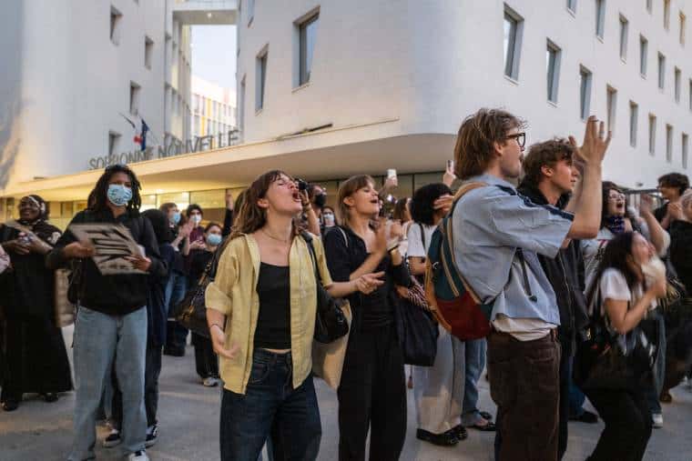 Students at Sorbonne Nouvelle University shout at cops