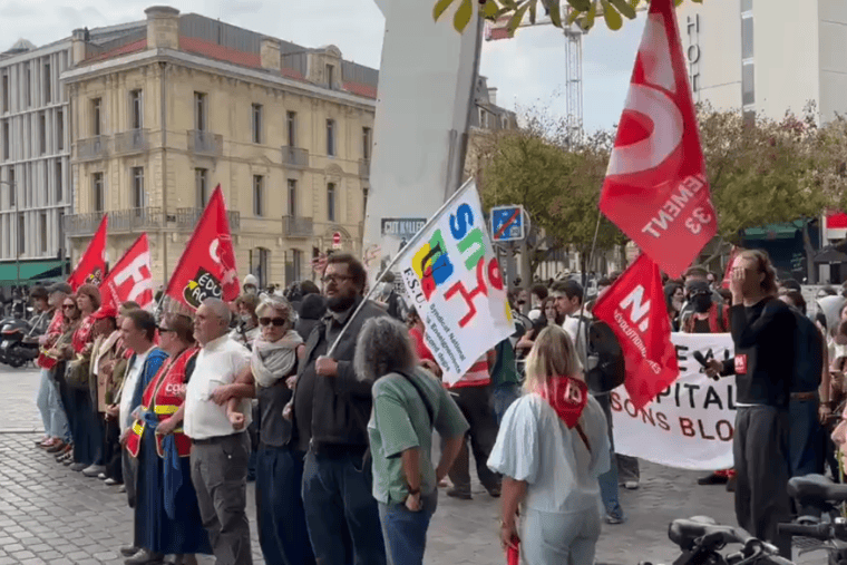 Trade unionists in Bordeaux formed a human chain to protect students from the police (Photo: RevPermanente/X)